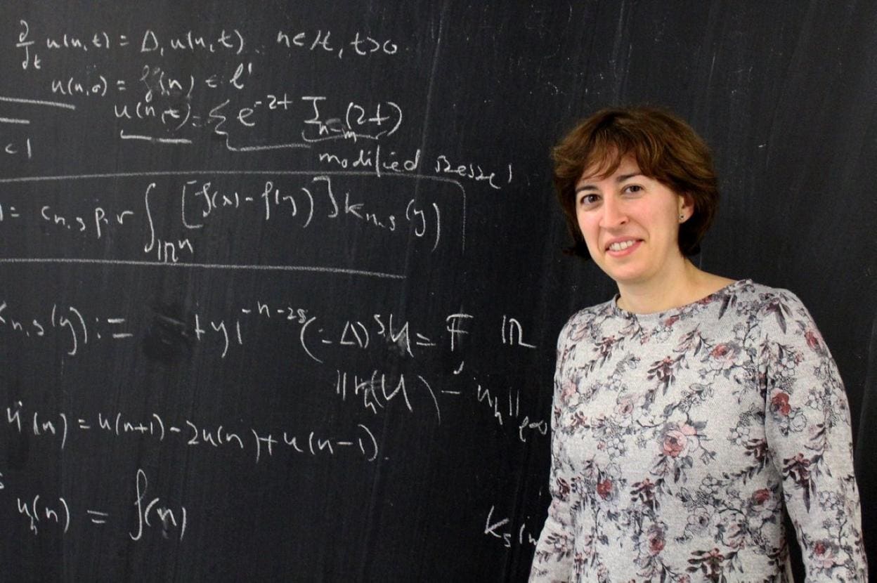 La matemática Luz Roncal Gómez, ante una pizarra con ecuaciones. 