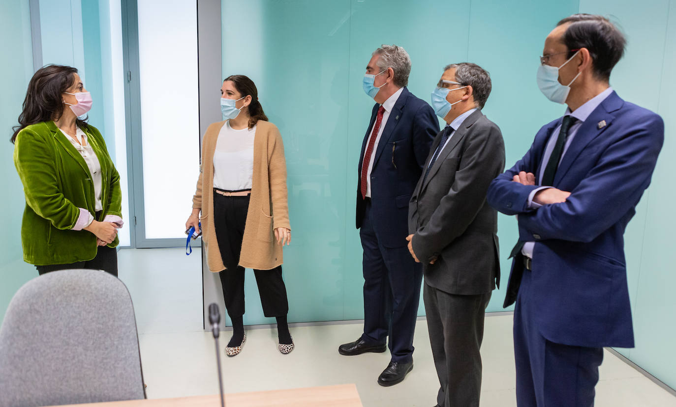 Visita de la presidenta del Gobierno de La Rioja a la nueva sala de vistas del Juzgado de Violencia sobre la Mujer.