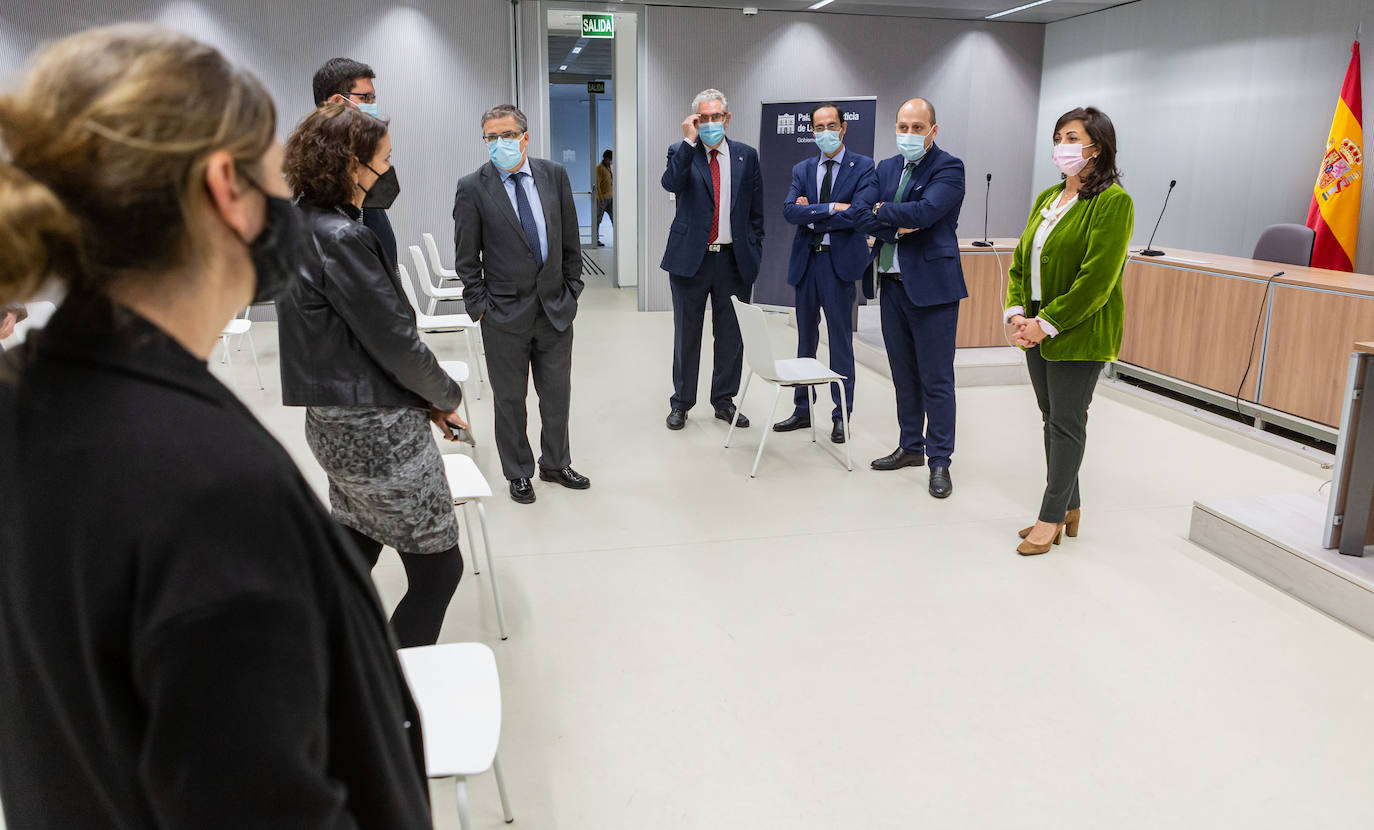 Visita de la presidenta del Gobierno de La Rioja a la nueva sala de vistas del Juzgado de Violencia sobre la Mujer.