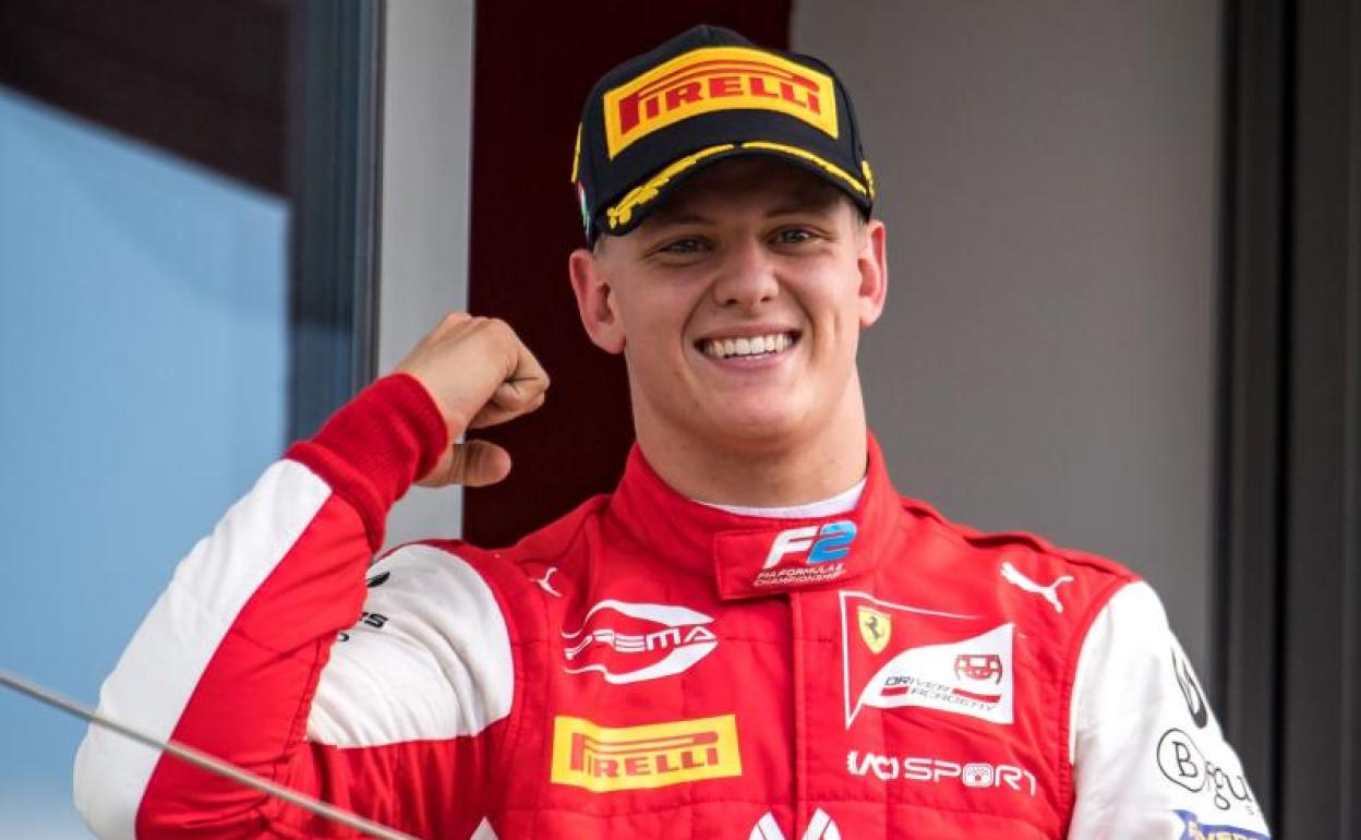 Mick Schumacher, celebrando una victoria en la F2. 