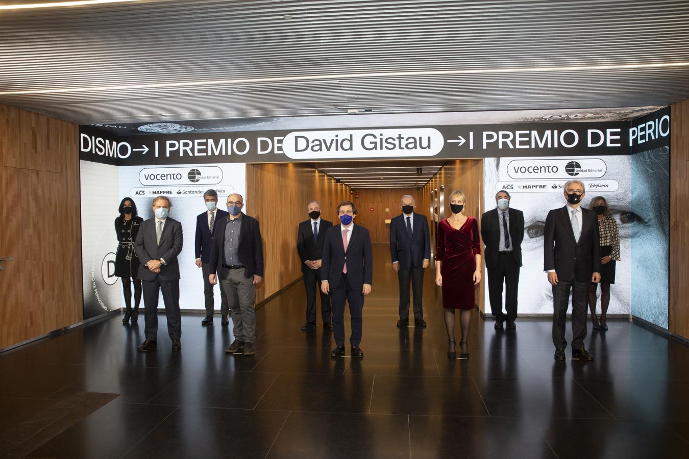 De izquierda a derecha, delante, Ignacio Ybarra, Alberto Olmos, José Luis Martínez-Almeida, Romina Caponnetto y Antonio Fernández-Galiano. Detrás, Eva Fernández, Luis Enríquez, Florentino Pérez, Rodrigo Echenique, Pedro García Cuartango y Eva Piera