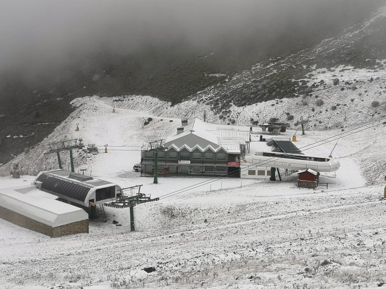 La nieve empezó a caer ayer sobre la estación y se espera mucha más para estos días. 