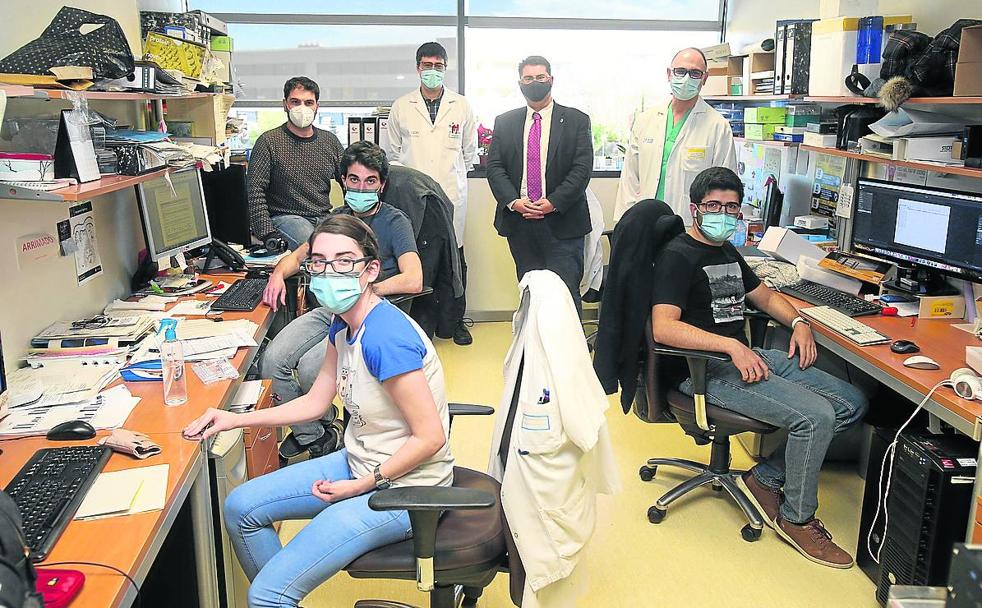 Ignacio Larráyoz, Sergio Martínez y José Ramón Blanco con el equipo que trabajará en el proyecto.