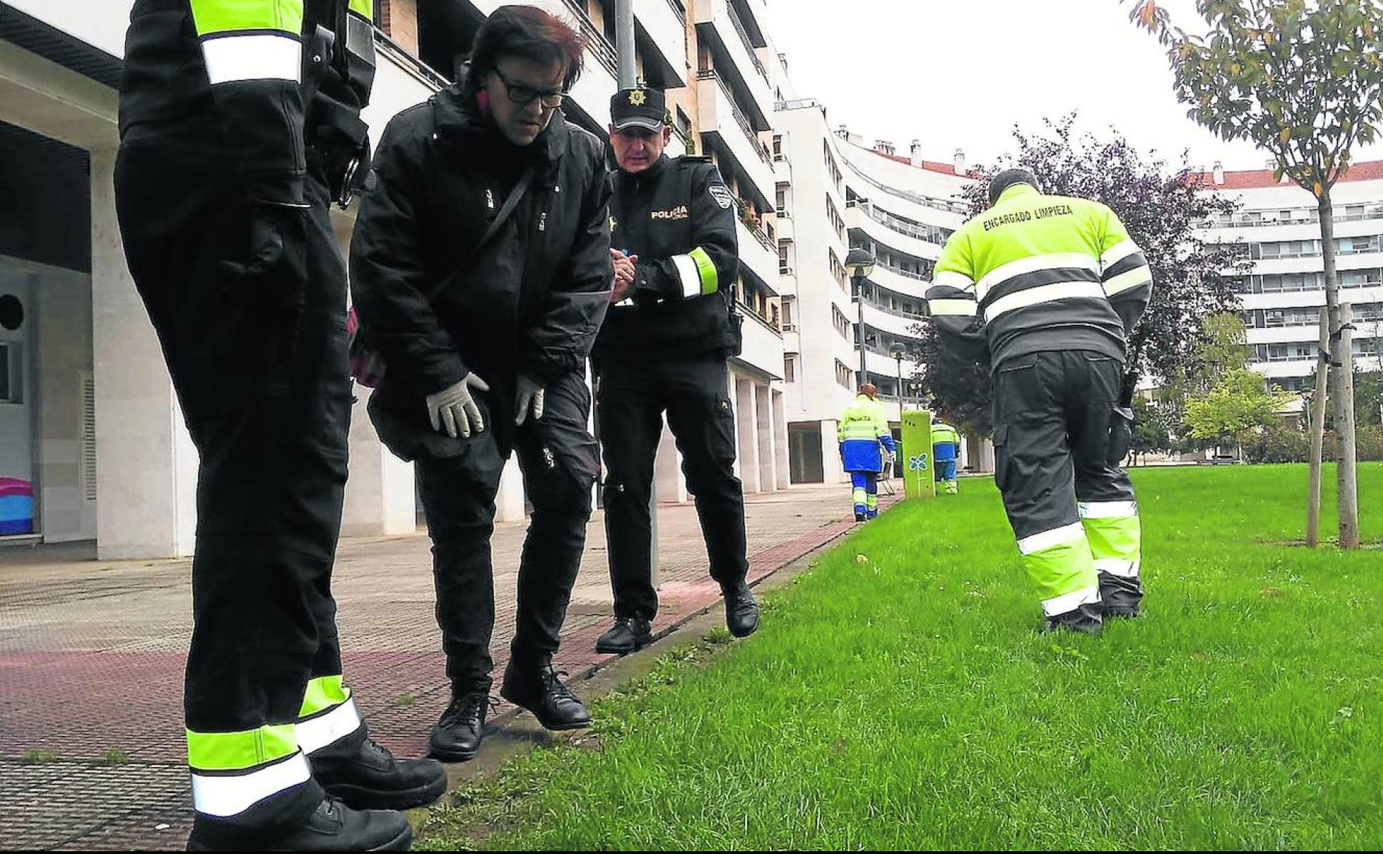 Cebos. Vecinos, agentes de la Policía Local y miembros del servicio municipal de limpieza buscan cebos en Los Lirios en noviembre de 2019.