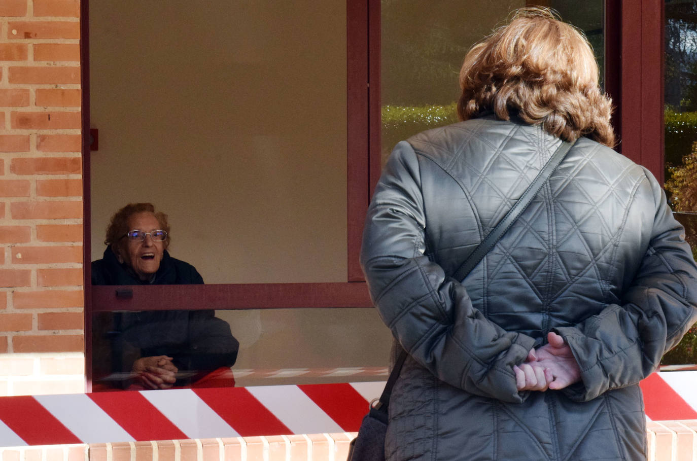 Los centros de mayores reabren sus puertas para comenzar con las primeras visitas de los familiares.