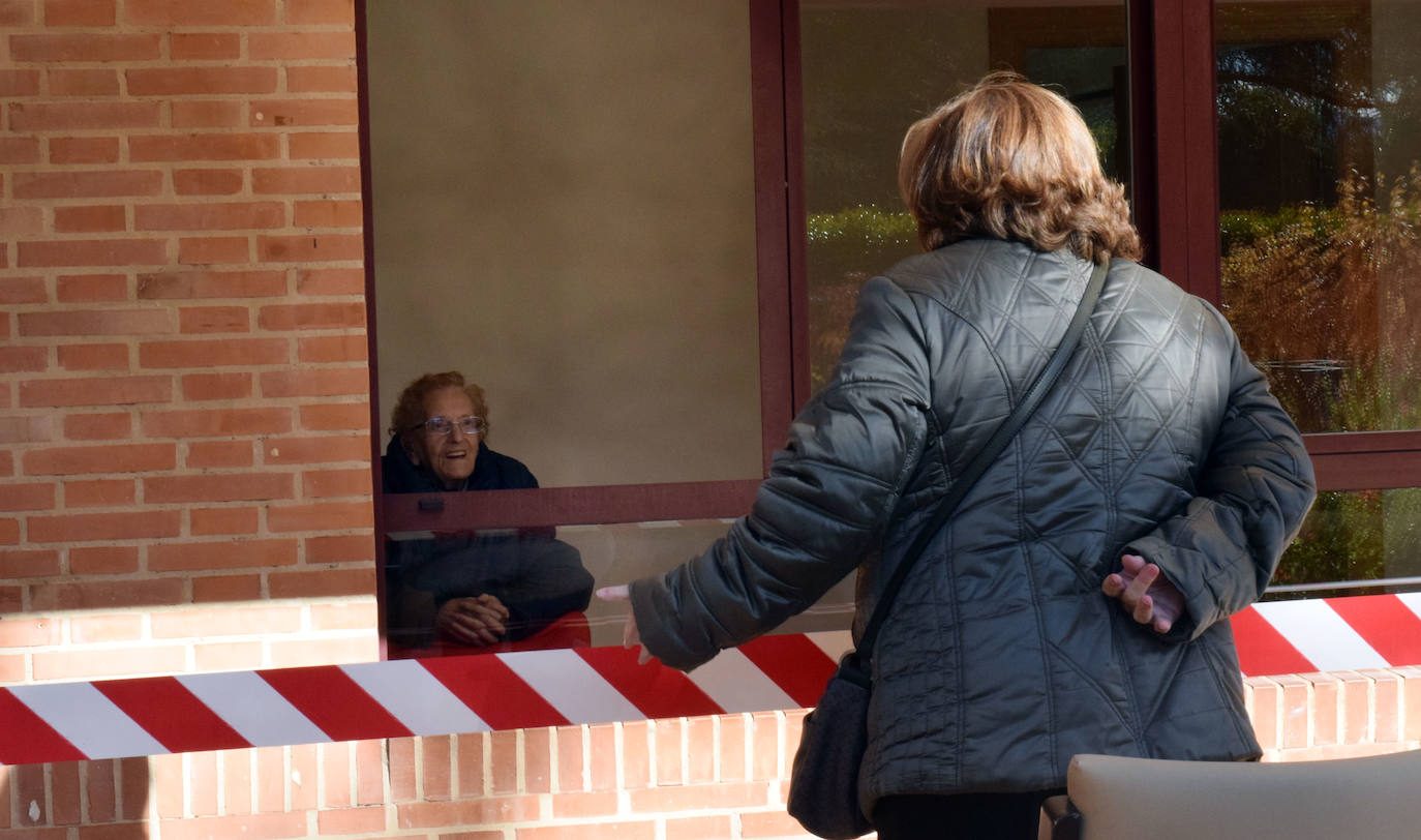 Los centros de mayores reabren sus puertas para comenzar con las primeras visitas de los familiares.