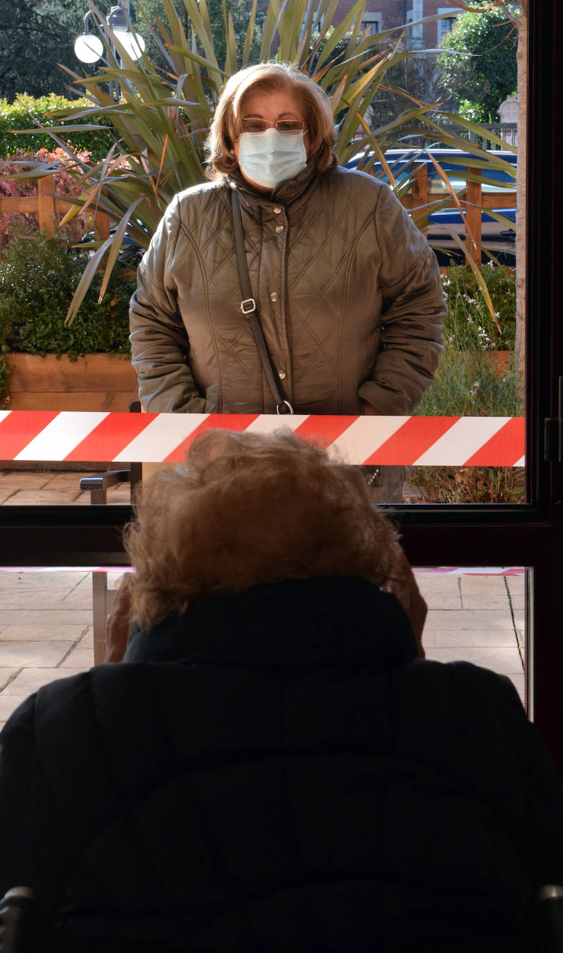 Los centros de mayores reabren sus puertas para comenzar con las primeras visitas de los familiares.