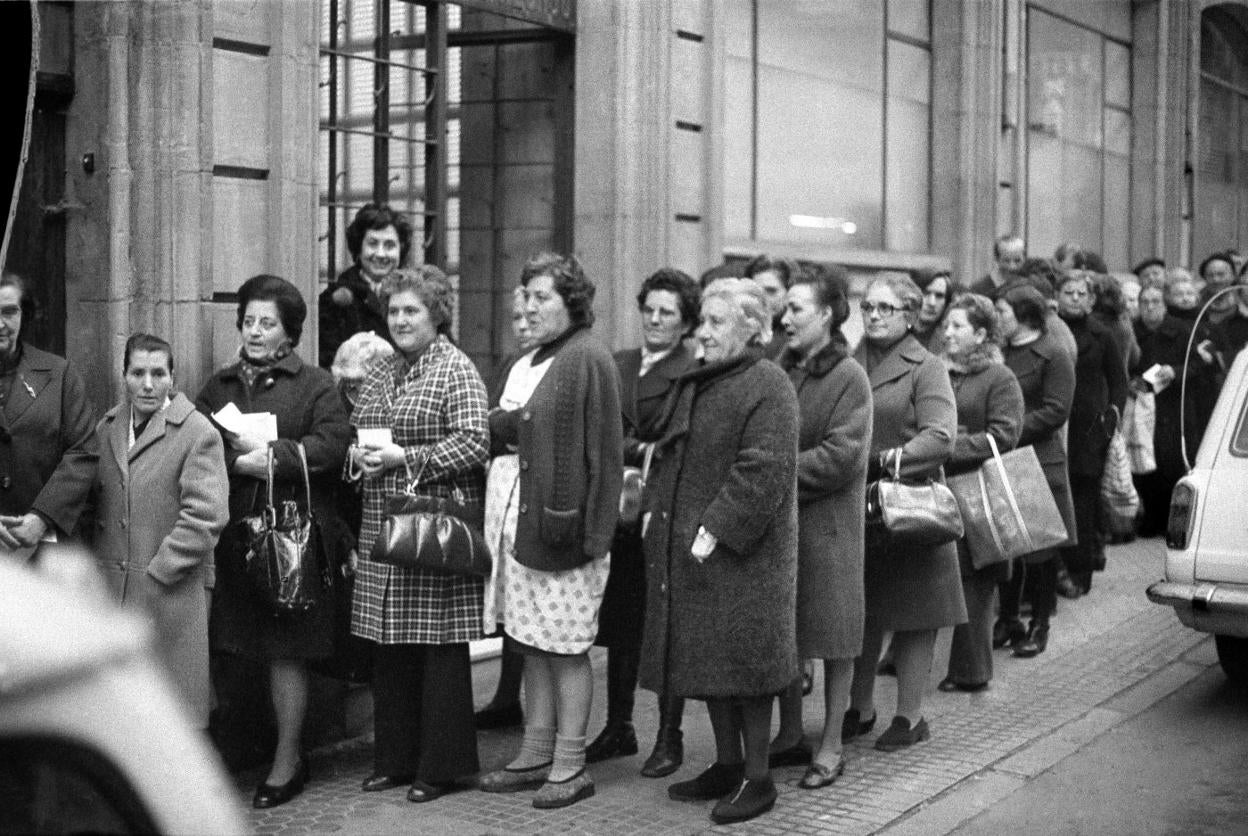 Larga fila para el referéndum, en la antigua Electra de la calle Sagasta. 