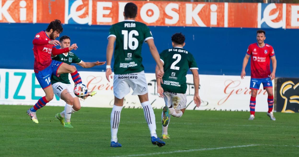 Ramón Riego se lleva el esférico en el último partido ante el Tarazona. 