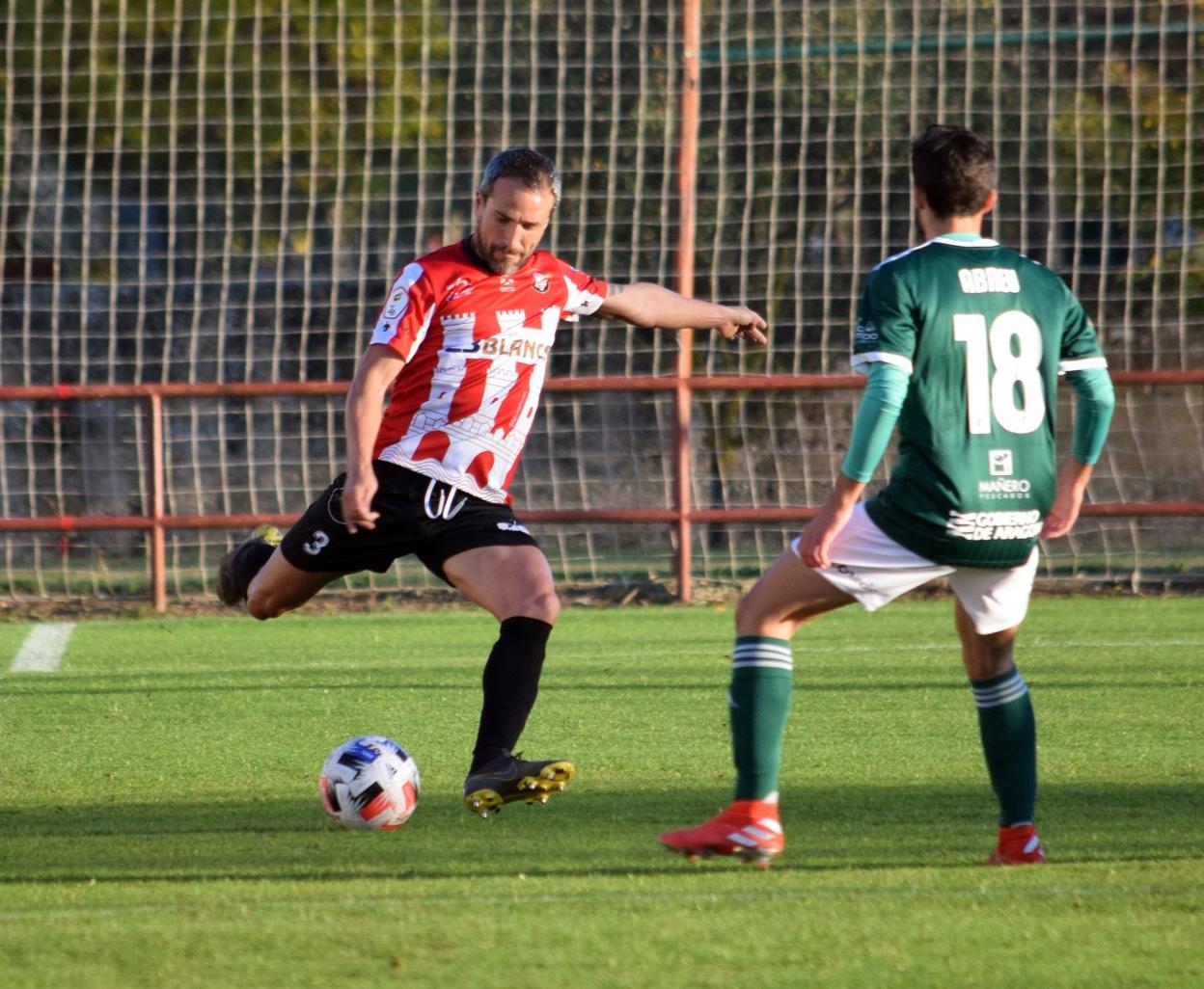 Caneda se dispone a golpear el balón ante un rival del Tarazona. 