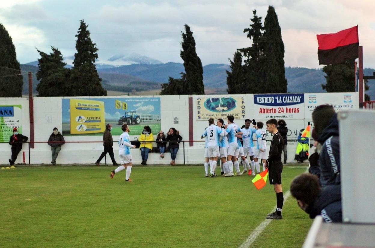 Los jugadores arnedanos celebran el primer gol en El Rollo. 