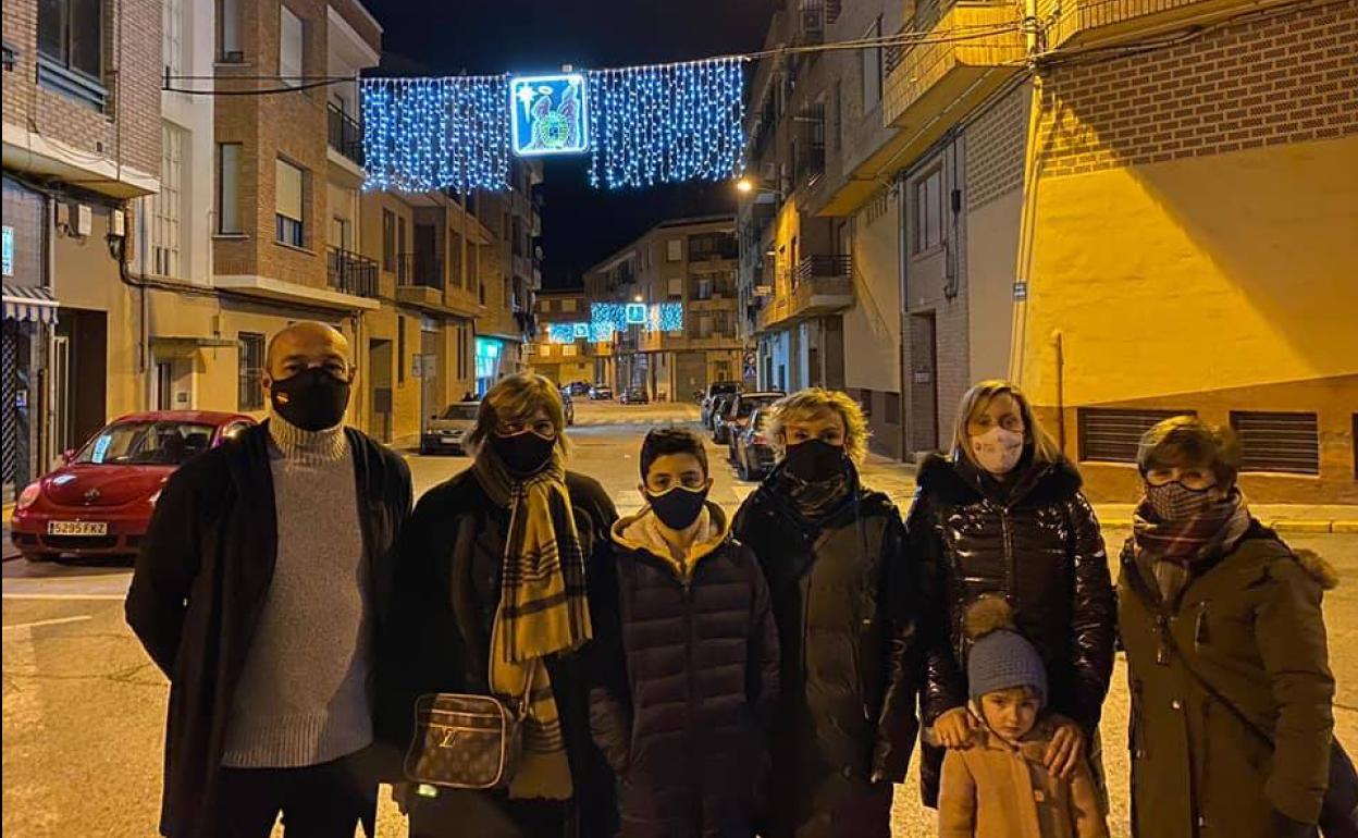 El ganador, Jaime, junto a las autoridades municipales, representantes del colegio y de Electra de Autol, debajo del adorno luminoso presentado al concurso.