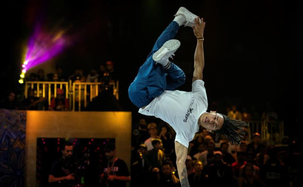 El brasileño Mateus de Sousa Melo participa en una competición de breakdance. 