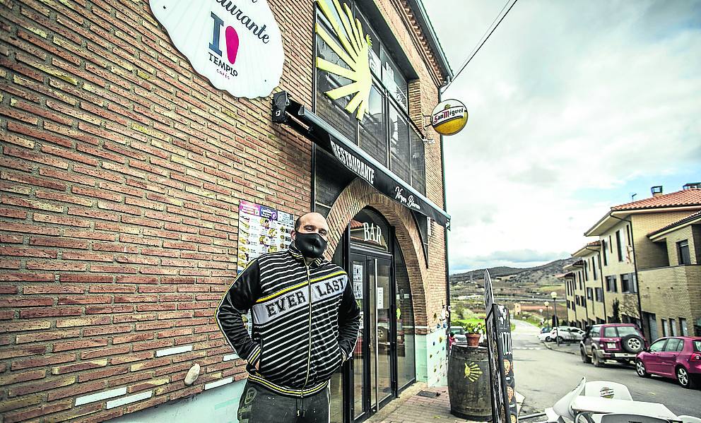 Aitor Fernández, en el bar restaurante Virgen Blanca, en Ventosa.