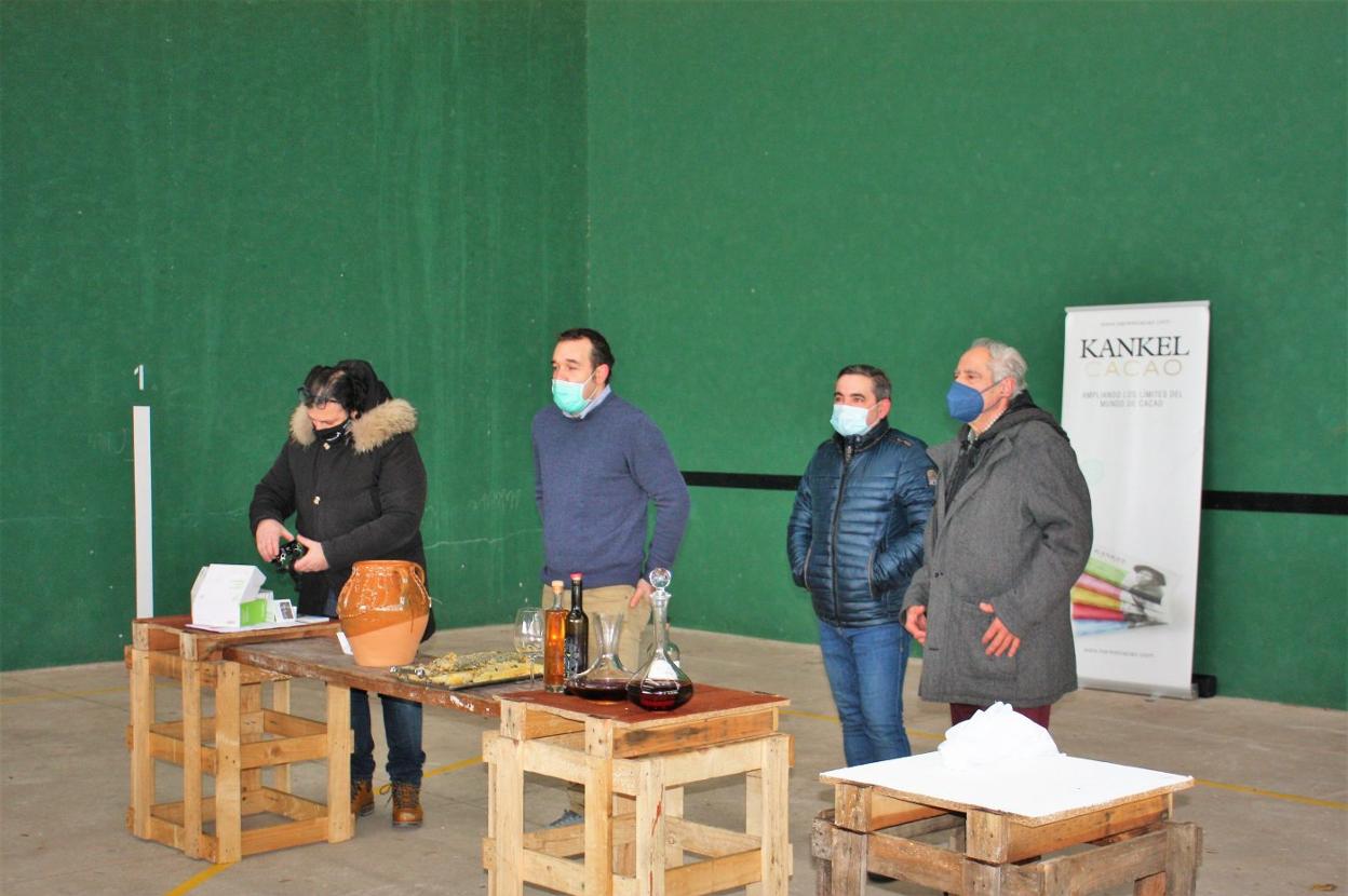 Presentación. Garrido, con jersey azul, se ocupó de dirigir la cata.