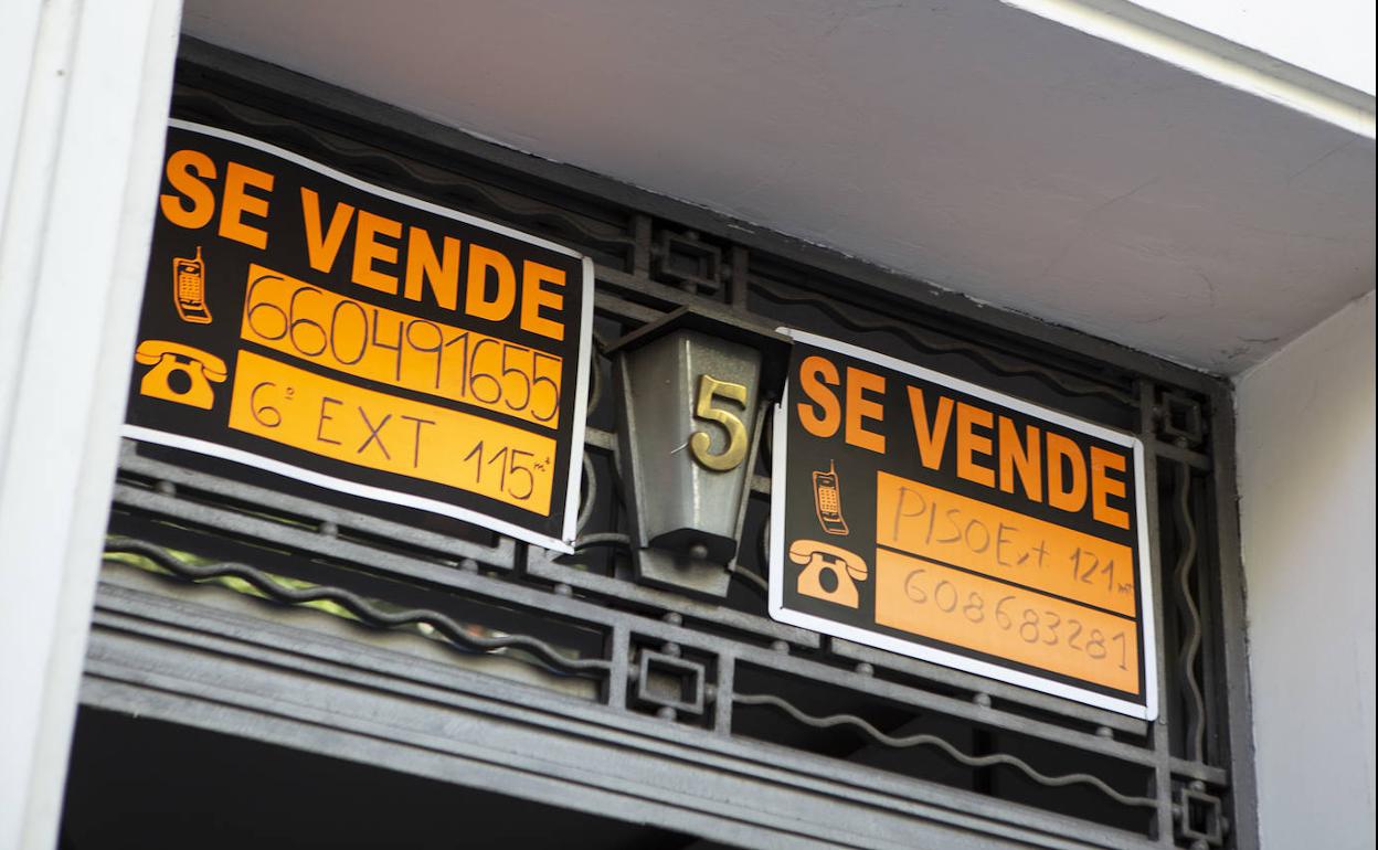 Carteles de «se vende» en un portal 