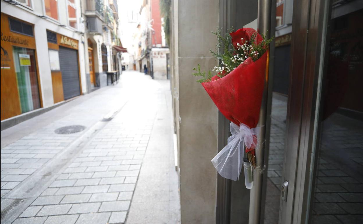 Un ramo de flores a las puertas del bar 'Ángel' de la calle Laurel, en recuerdo a su fundador. 