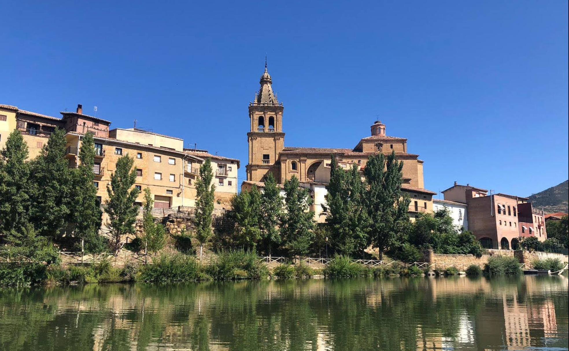 La localidad de Briñas vista desde el río ofrece todos sus encantos.