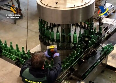 Imagen secundaria 1 - Desmantelada en La Rioja, Jaén y Ciudad Real la mayor red de falsificación de whisky en España