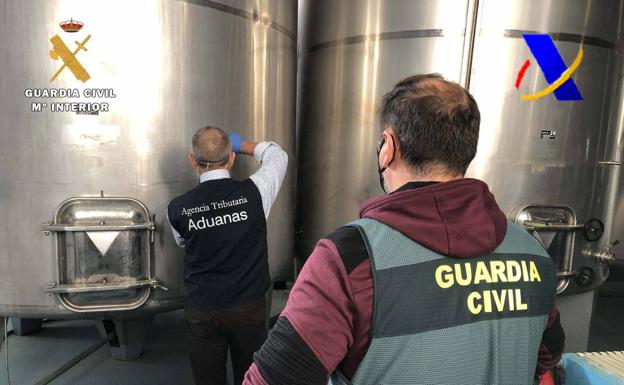 Imagen principal - Desmantelada en La Rioja, Jaén y Ciudad Real la mayor red de falsificación de whisky en España