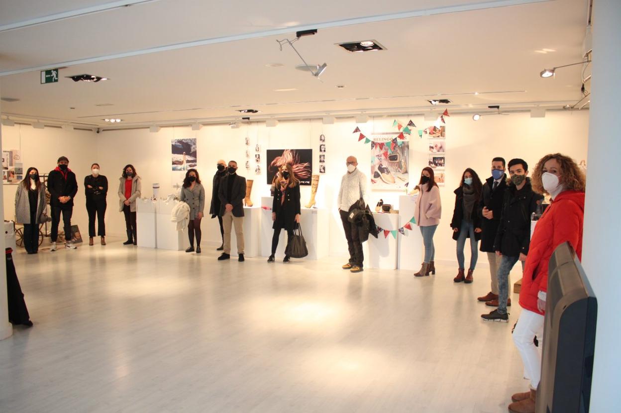 Alumnos, profesores, alcalde y representantes de las empresas colaboradoras, ayer en la exposición. 