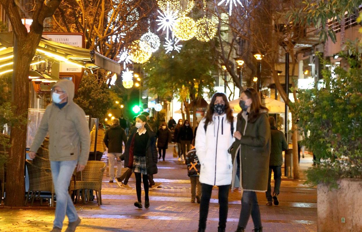 Ciudadanos paseando ayer tarde en Logroño en pleno ambiente navideño. 