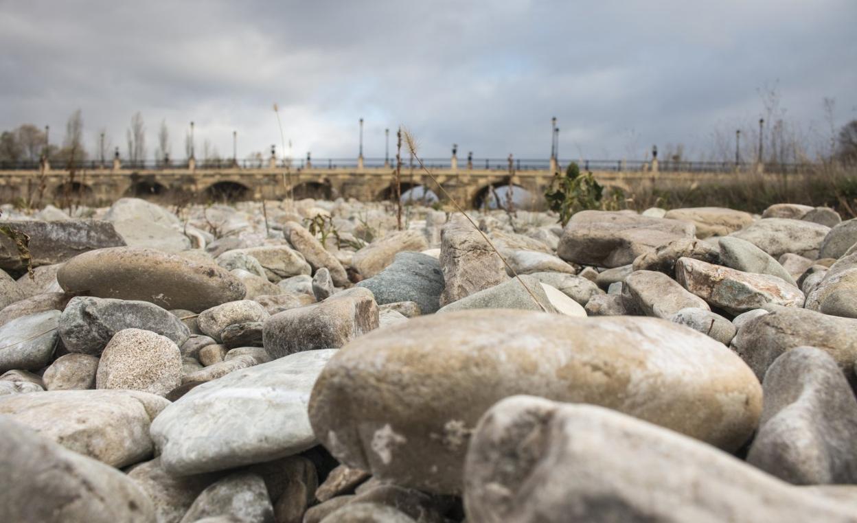 El cauce del río Oja a su paso por Santo Domingo de la Calzada se muestra totalmente seco, salvo algo de agua junto al puente del Santo. 