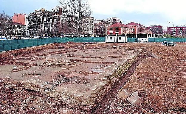 Primeros restos sacados a la luz en febrero del 2005.