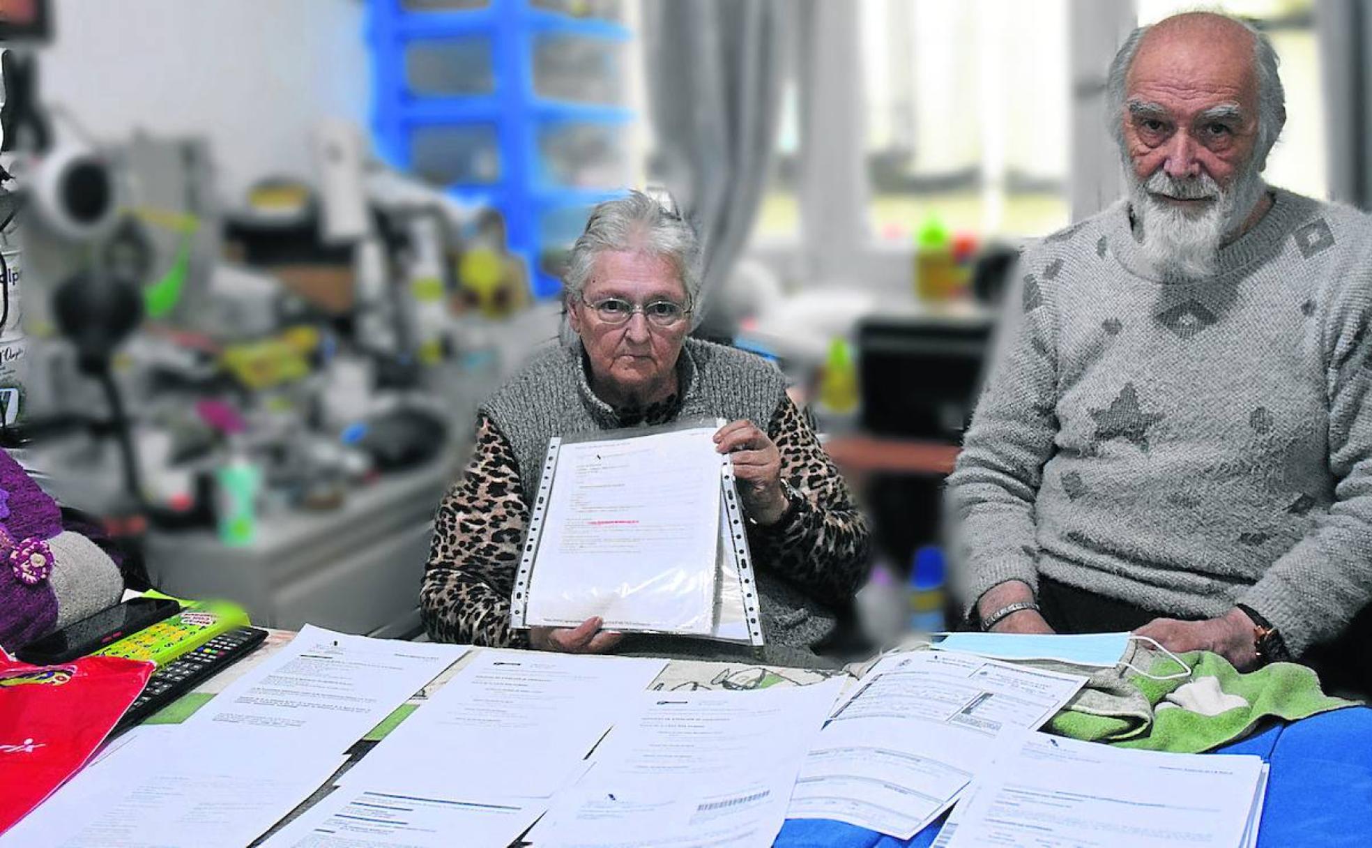 María Ángeles, con su compañero Andrés, en la habitación donde vive de alquiler en el casco antiguo. 