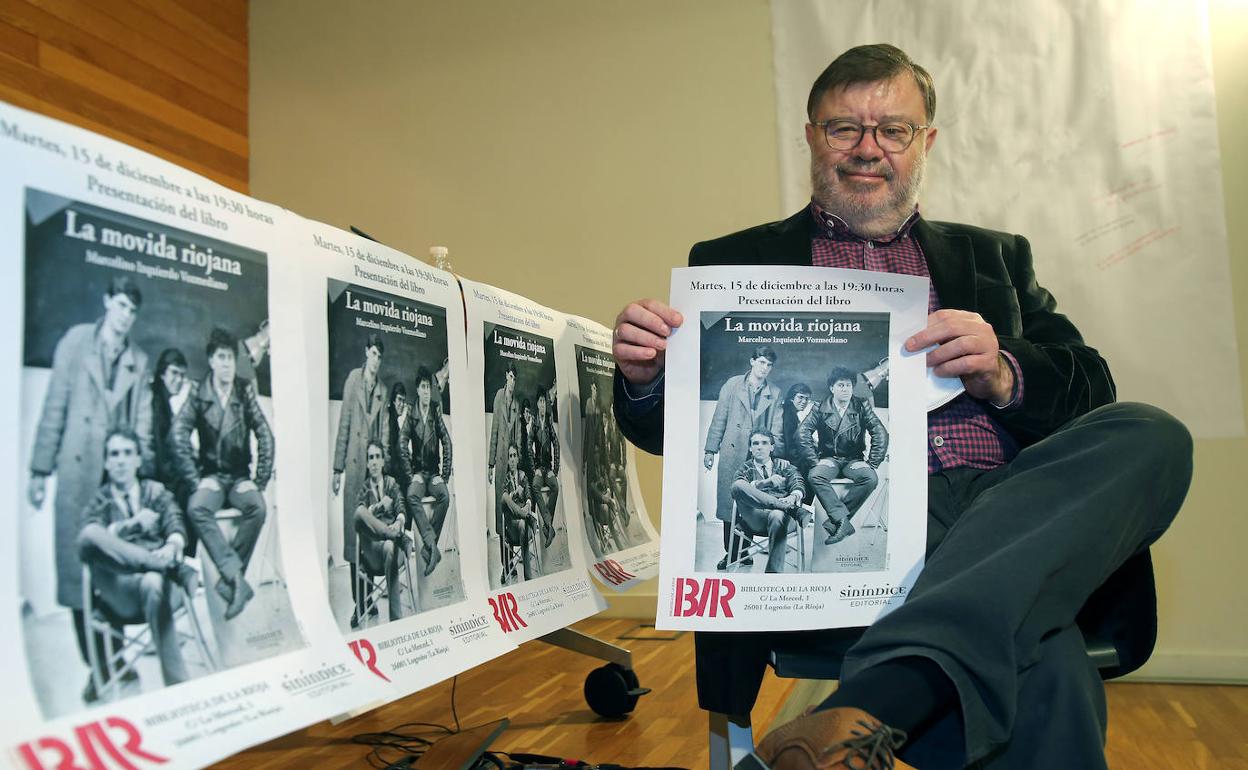 Marcelino Izquierdo Vozmediano con la imagen de la portada de su libro, en la que aparece Pedro Almodóvar con Jorge Elías, Francis Cillero y Santiago Tabernero.