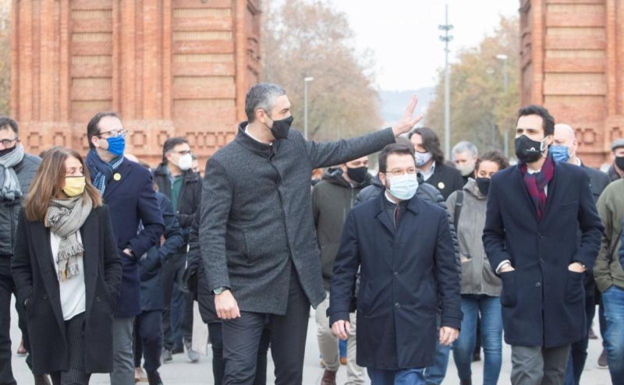 Bernat Solè llega a los juzgados acompañado de dirigentes independentistas. 