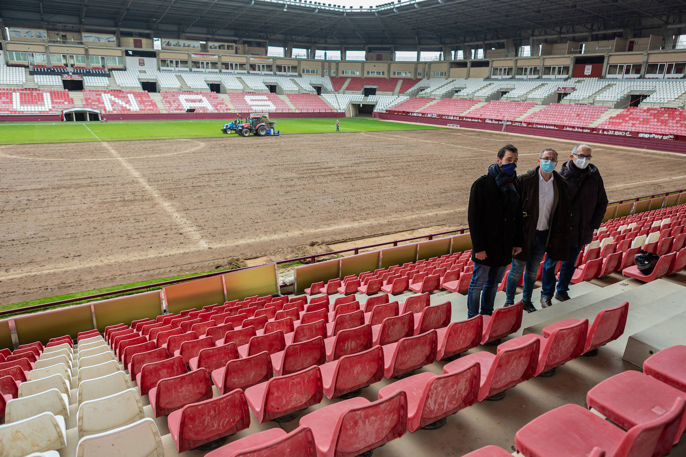 Inicio de las obras de renovación del césped en Las Gaunas.