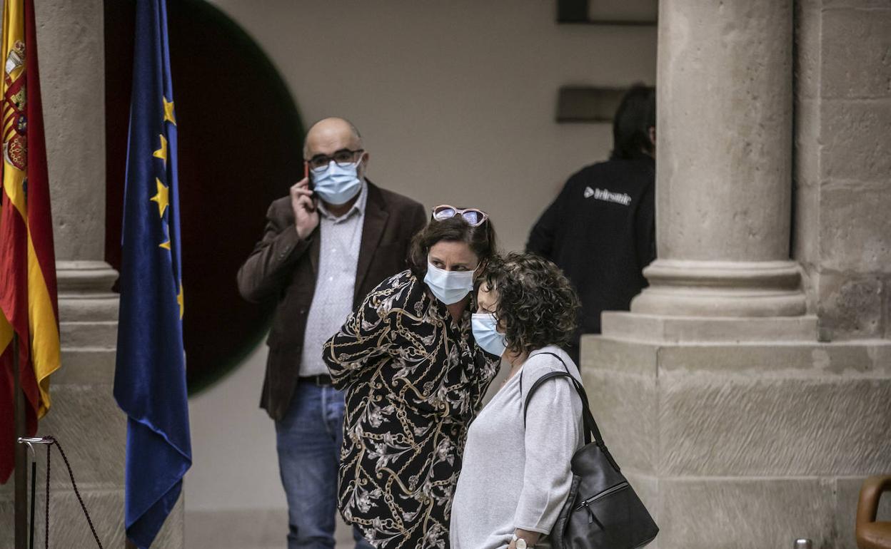 Las diputadas Moreno y Santos, antes de iniciarse el pleno. 