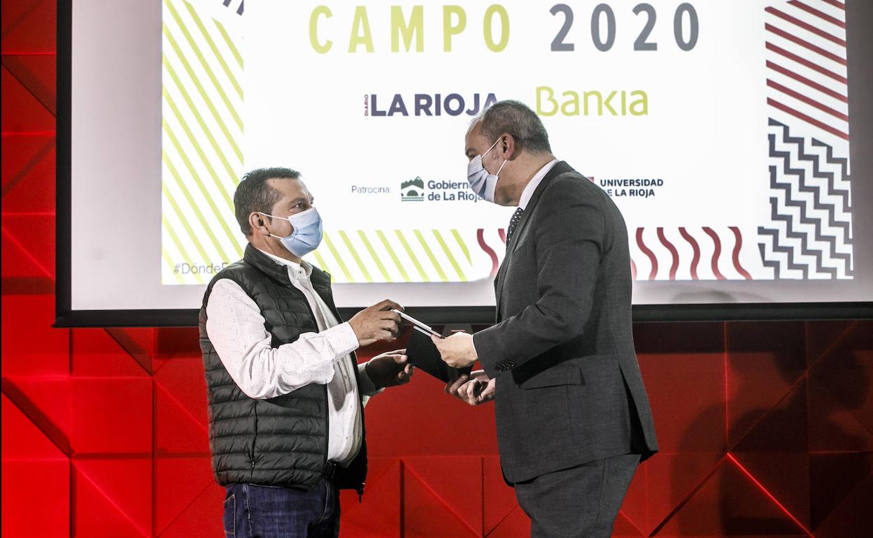 Gregorio López recoge su premio.