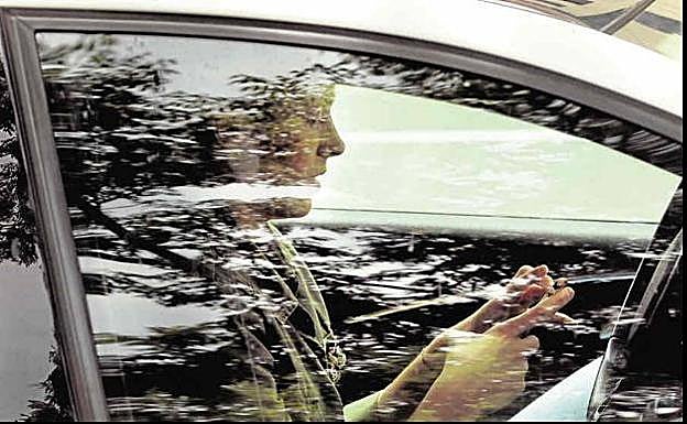 La DGT aclara cuándo te podrán multar por llevar el móvil en el coche