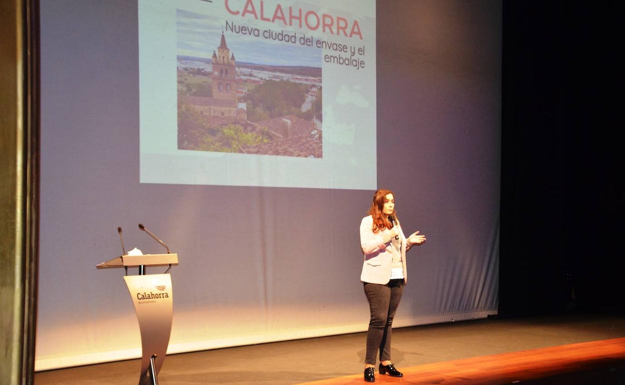 La alcaldesa de Calahorra, Elisa Garrido, durante la presentación de la candidatura en el teatro Ideal.
