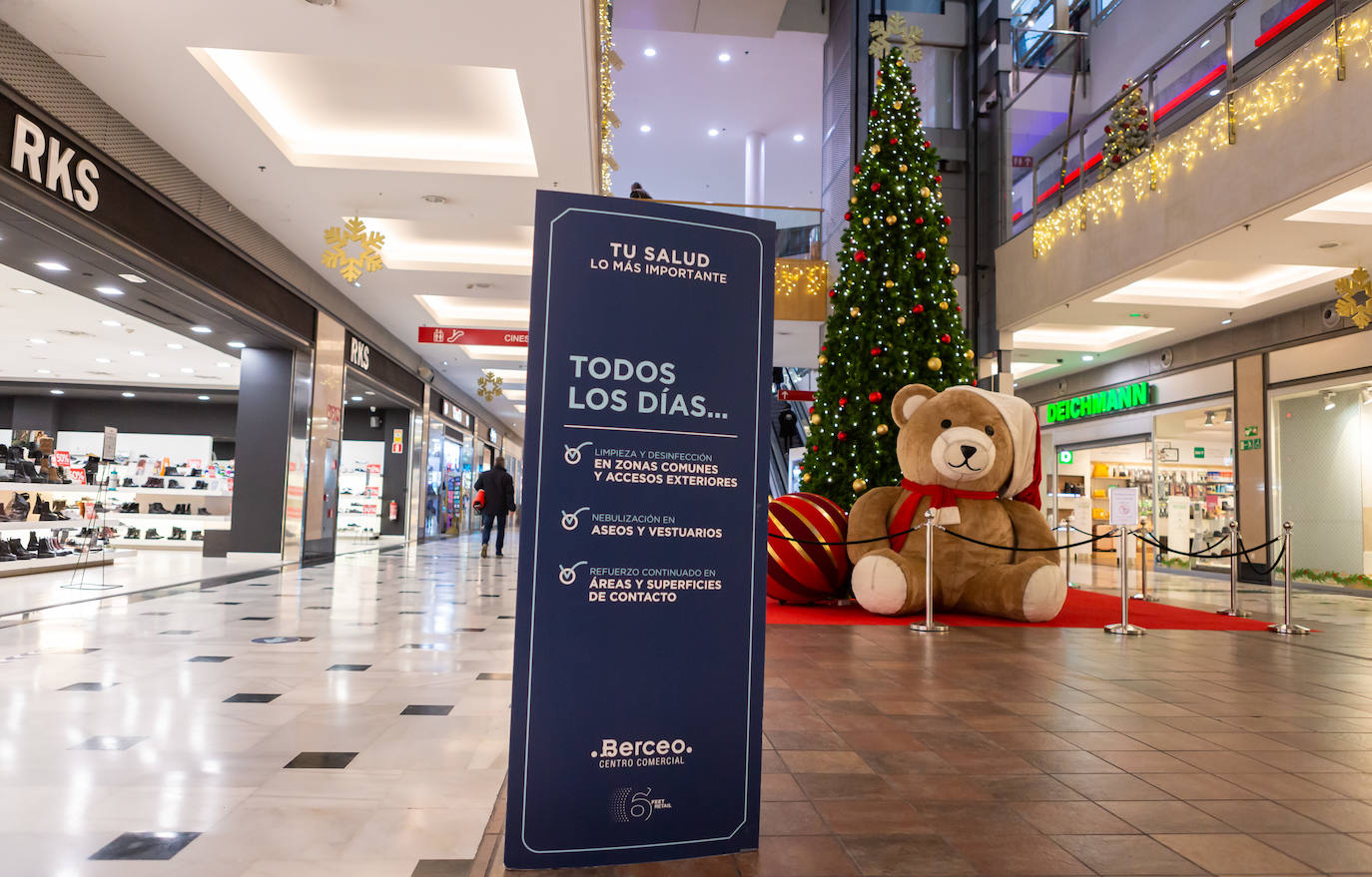 Nueva decoración navideña y estrictas medidas de seguridad, en el Centro Comercial Berceo de Logroño.