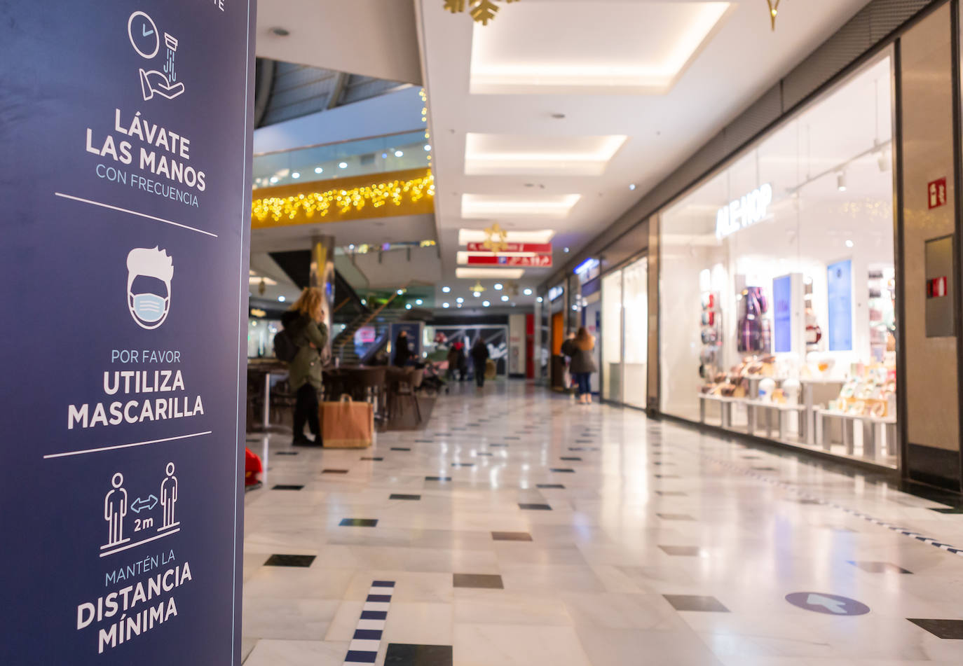 Nueva decoración navideña y estrictas medidas de seguridad, en el Centro Comercial Berceo de Logroño.