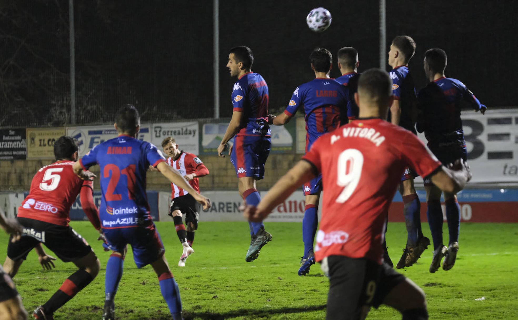 Bobadilla salva la entrada de Aimar. Fue falta. Se quedó al borde del penalti. Maguz Bogusz la lanzó, pero no cogio portería.