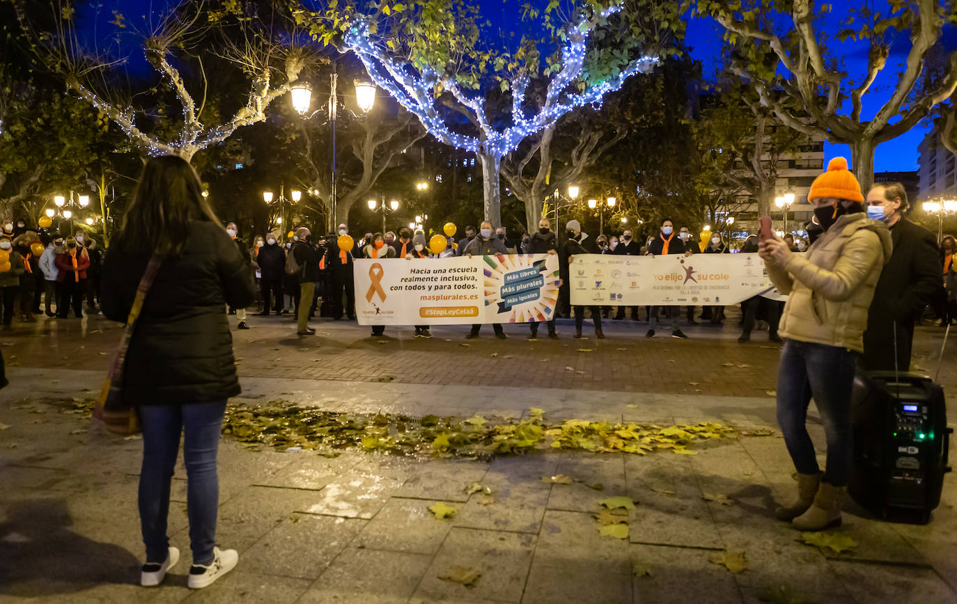 Unas 400 personas se concentran en el Paseo del Espolón para mostrar su rechazo hacia la 'Ley Celaá'.