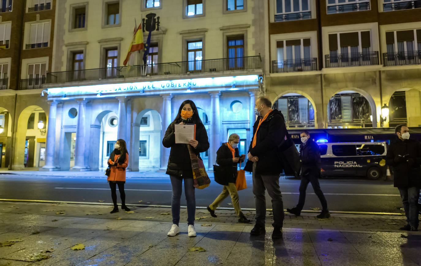 Unas 400 personas se concentran en el Paseo del Espolón para mostrar su rechazo hacia la 'Ley Celaá'.