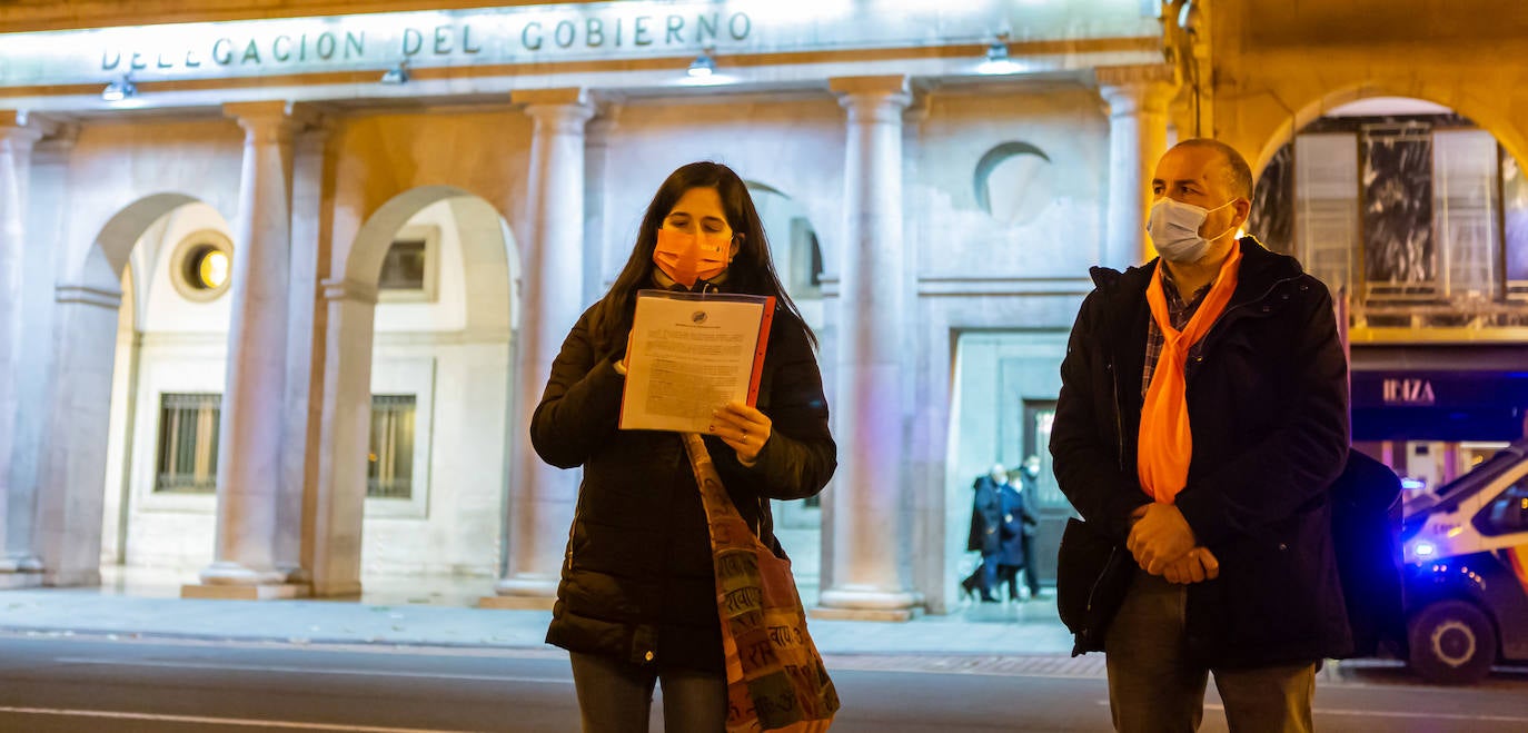 Unas 400 personas se concentran en el Paseo del Espolón para mostrar su rechazo hacia la 'Ley Celaá'.