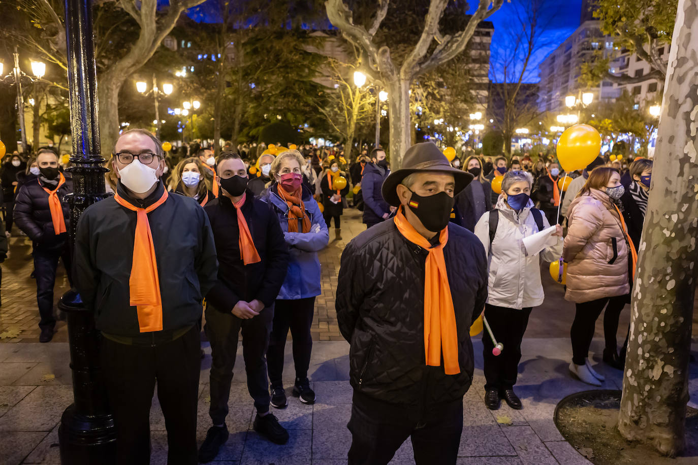 Unas 400 personas se concentran en el Paseo del Espolón para mostrar su rechazo hacia la 'Ley Celaá'.