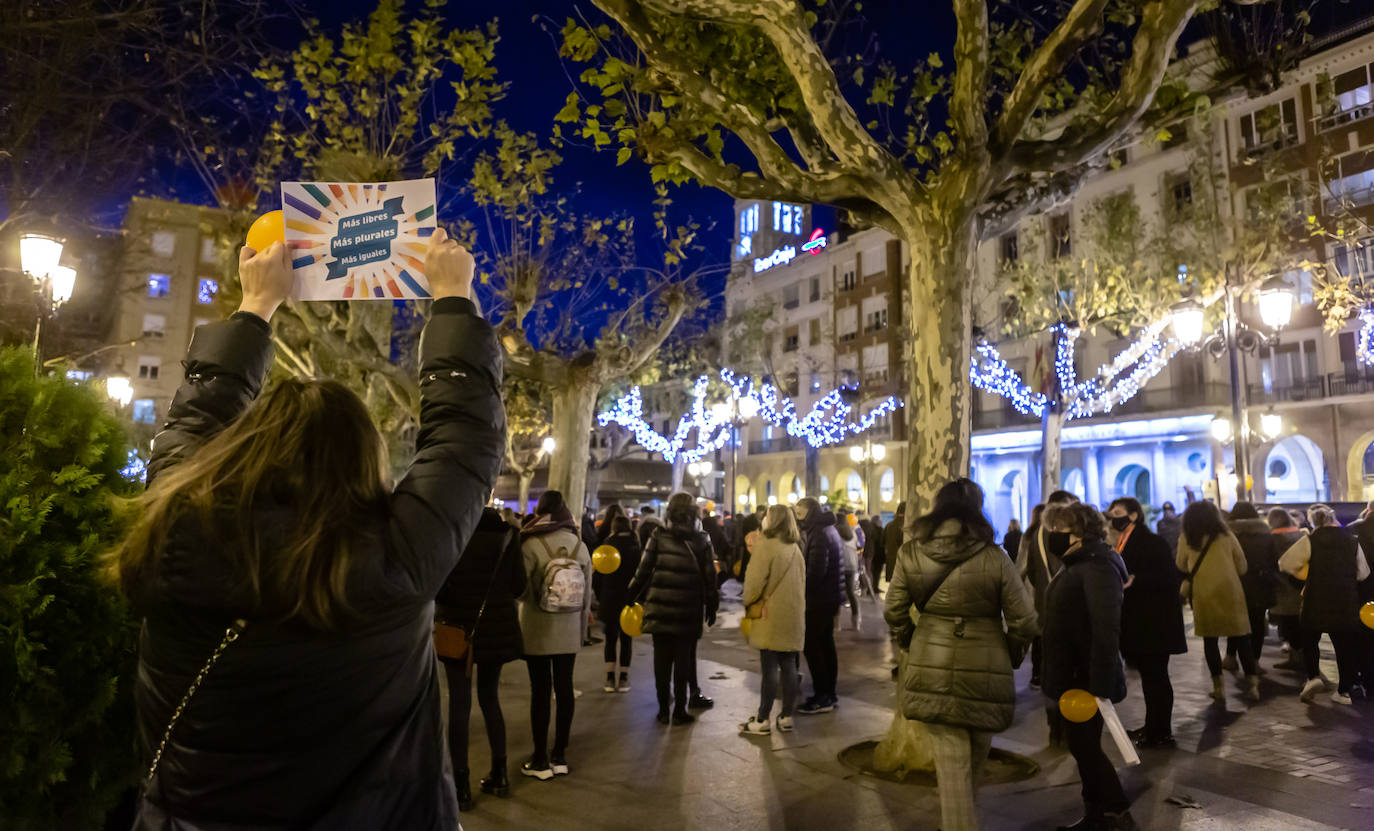 Unas 400 personas se concentran en el Paseo del Espolón para mostrar su rechazo hacia la 'Ley Celaá'.