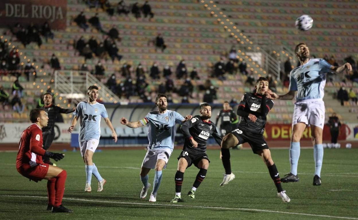 Jugadores del Racing Rioja defendiendo el córner ante el asedio del Eibar en el área local.