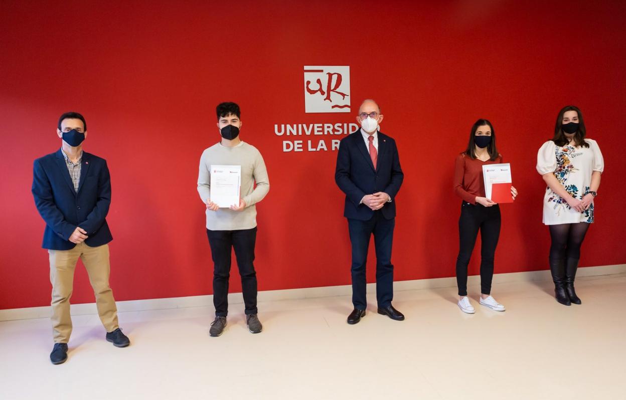 El rector y la responsable de la empresa junto a los becados. 