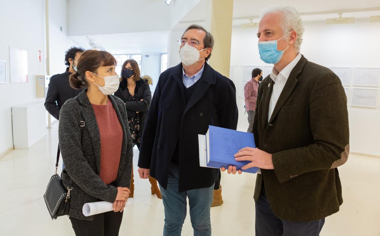 Araquistain, en la exposición con el alcalde y Carmen Urquía. 