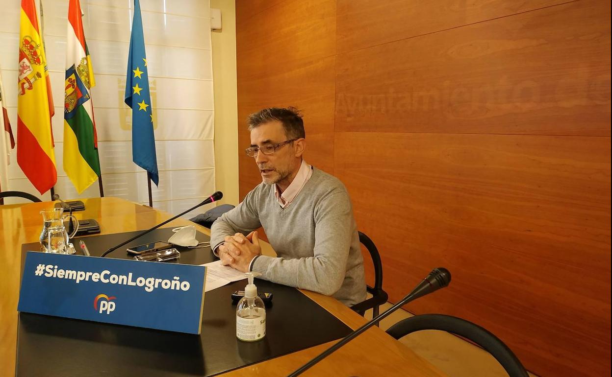 El concejal popular de Logroño, Pablo Santaolalla, durante la rueda de prensa.