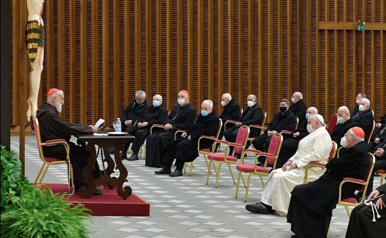 El Papa Francisco y miembros de la Curia Romana durante un acto reciente en el Vaticano.