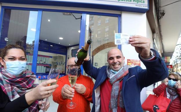 Imagen. Celebración en el despacho de loterías 'Los Manolos' de Salamanca.